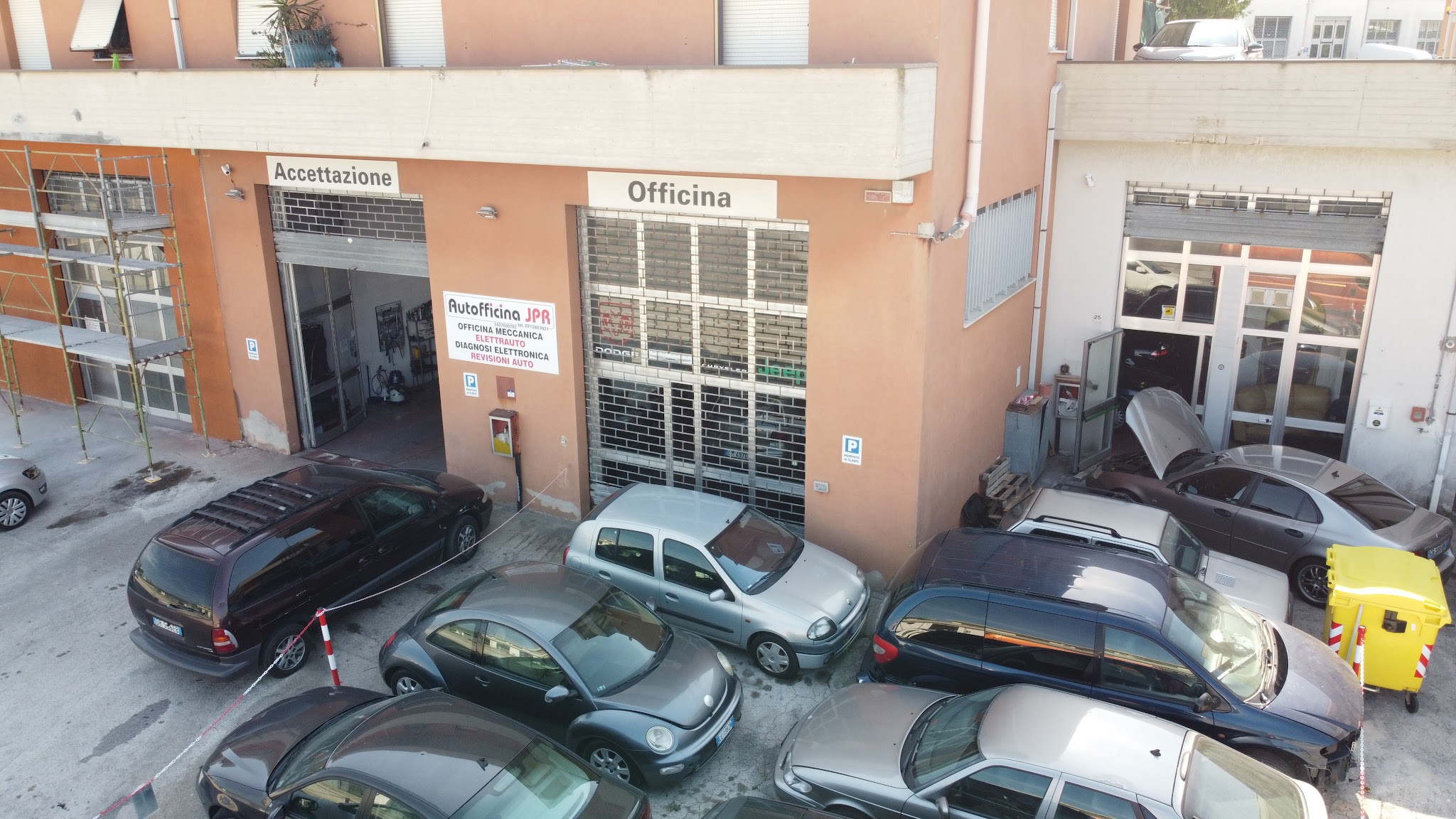 Vista completa del piazzale e dell'ingresso di JPR Autofficina