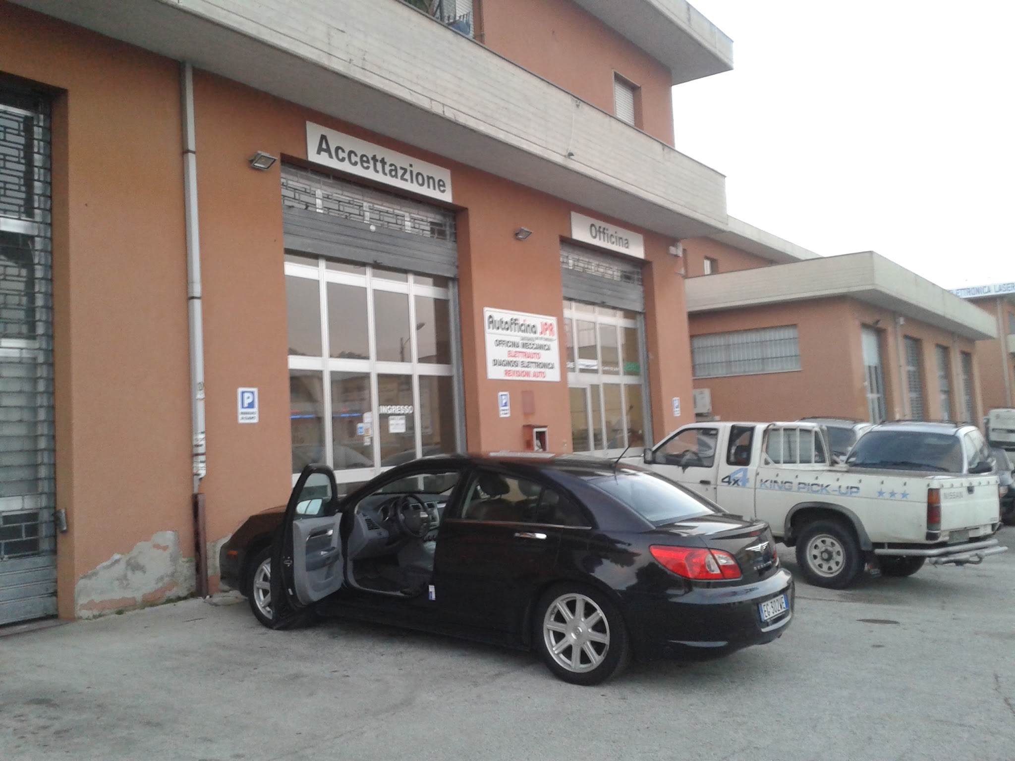 JPR Autofficina vista dal piazzale con un'auto davanti all'accettazione