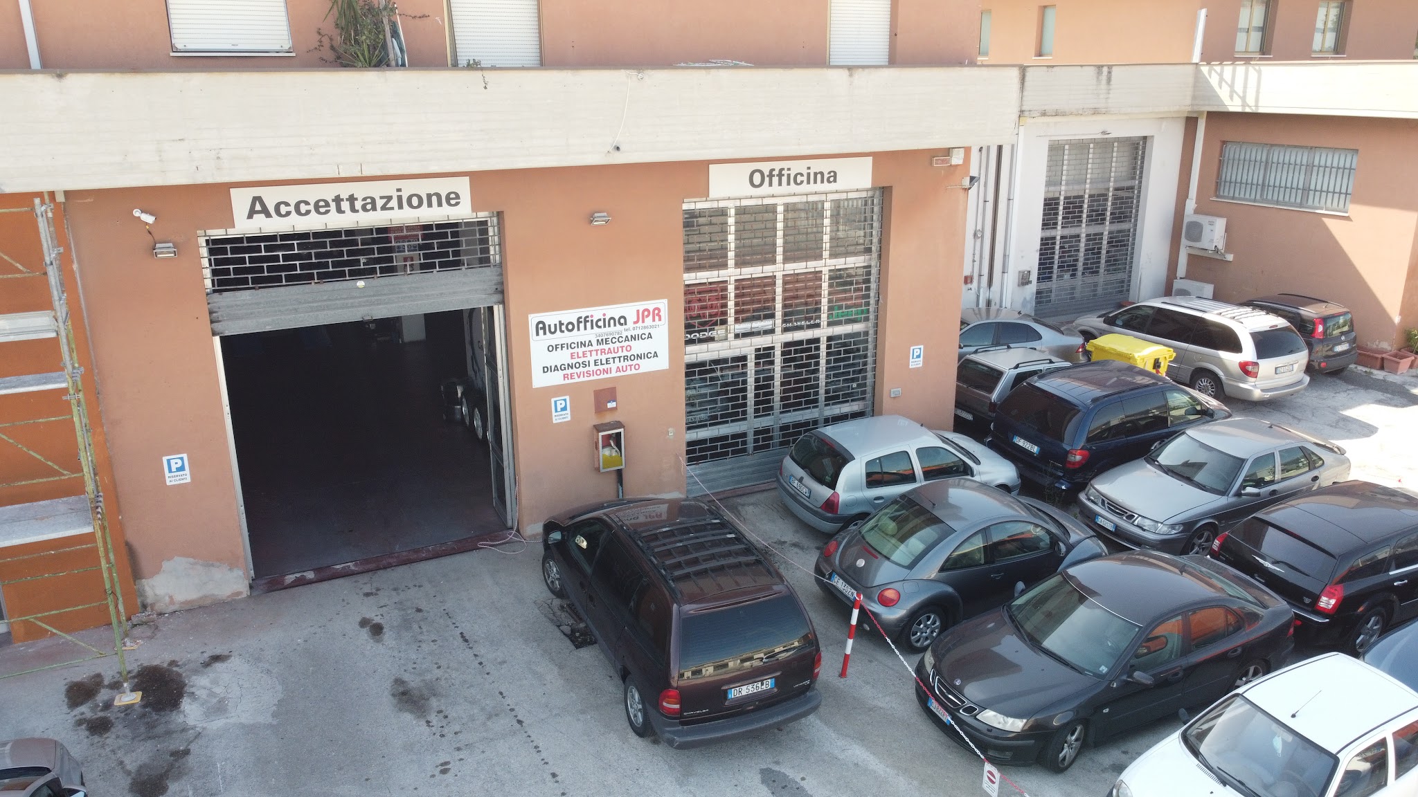 Ingresso e piazzale di JPR Autofficina ad Ancona